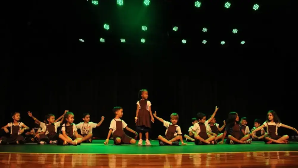 50 crianças do Aero Rancho encantam no Teatro Aracy Balabanian