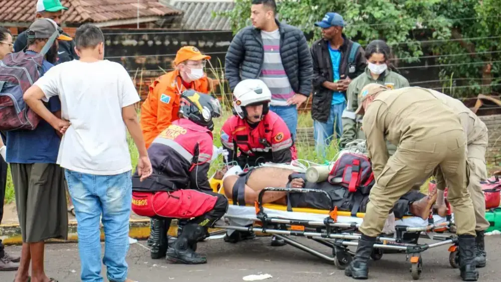 Brazil motorcyclist hits pedestrian, blocks Fábio Zahran Ave lane