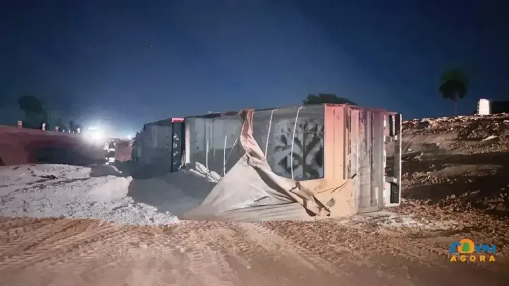 Carreta com 35 toneladas de calcário tomba em obra na BR-163