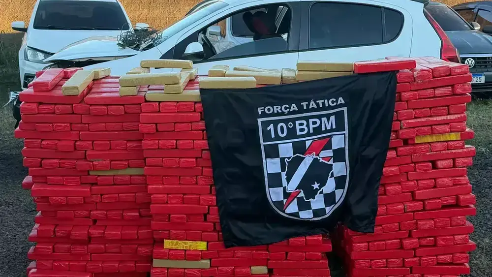 Carro com mais de 1 tonelada de maconha bate em árvore no Aero Rancho