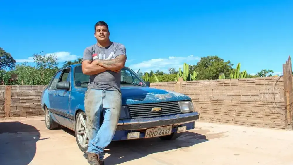 Chevette velho e zoado surpreende ao dominar pista de drift