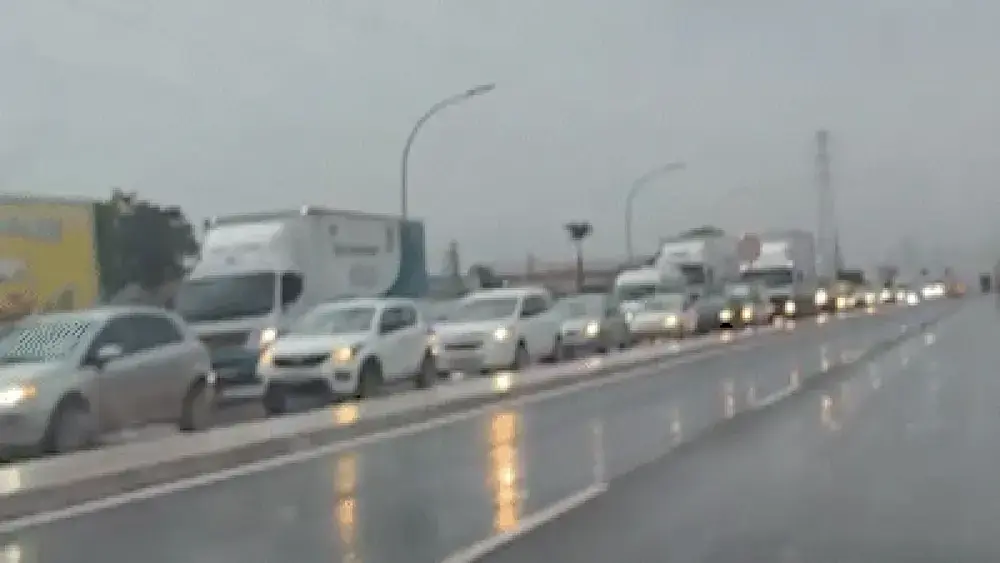 Chuva alaga viaduto e trava saída para Três Lagoas