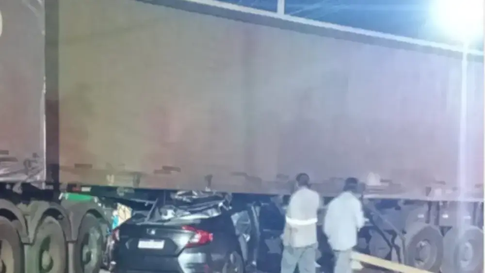 Dentista morre após carro ficar preso debaixo de carreta na BR-262