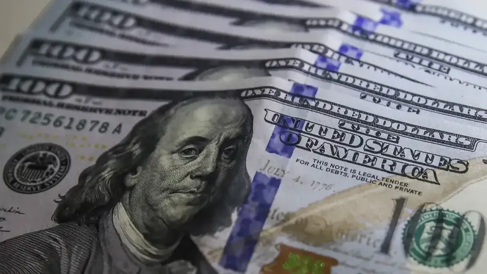 Dólar interrompe quedas e fecha a R$ 5,20 com alta de 0,90%