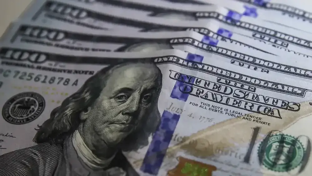 Dólar interrompe quedas e fecha a R$ 5,20 com alta de 0,90%