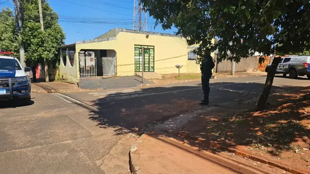 Dupla em moto cerca casa e executa homem escondido na cozinha em MS