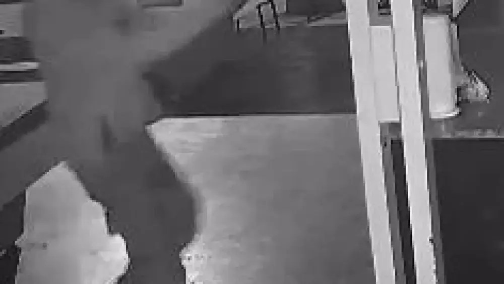 Dupla invade tabacaria e deixa dois feridos em Coxim