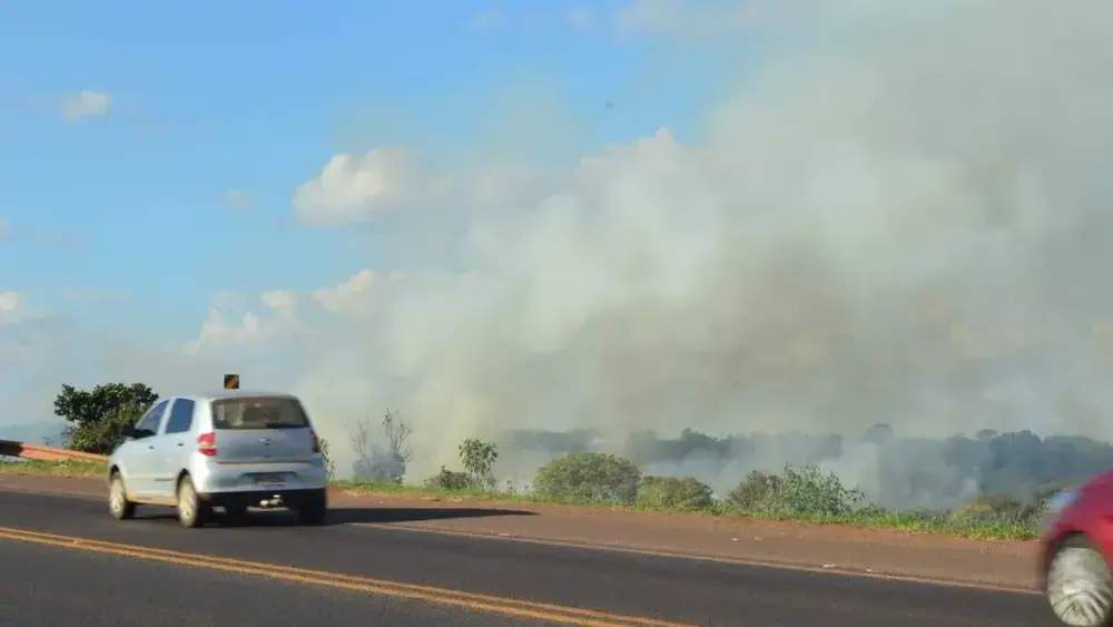 Fogo avança em Campo Grande com período seco e baixa umidade