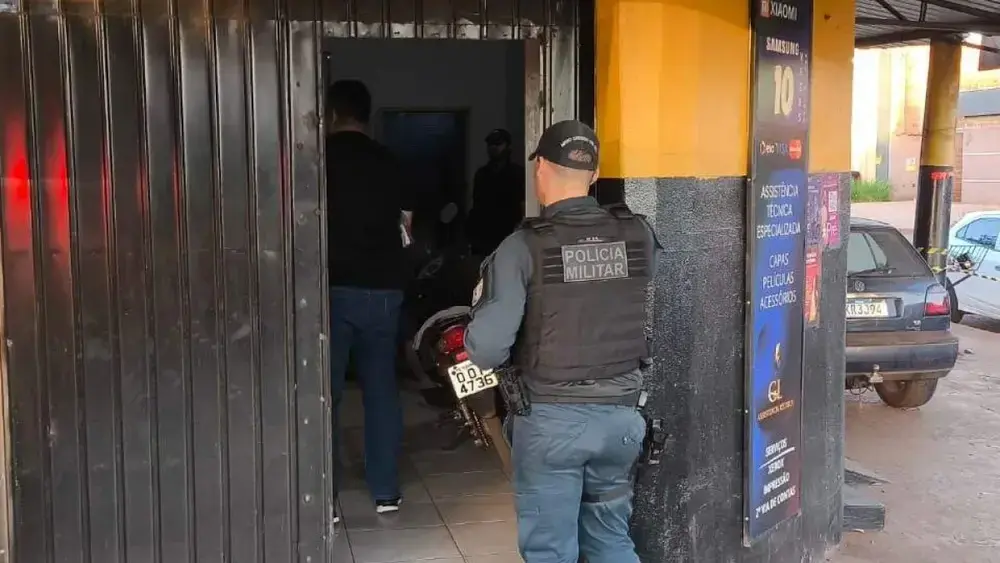 Homem é encontrado morto com mãos amarradas em loja de celulares