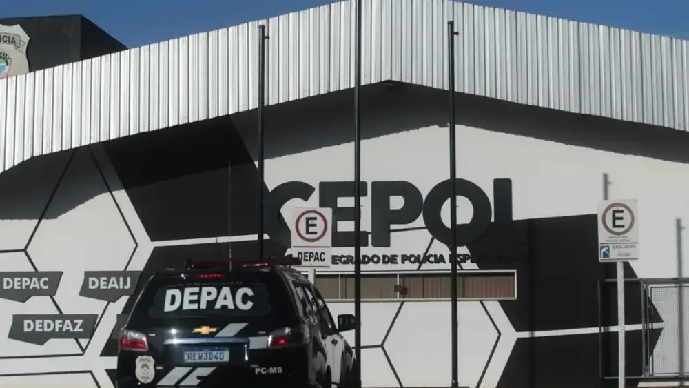 Homem faz atendente refém e incendeia viatura após prisão