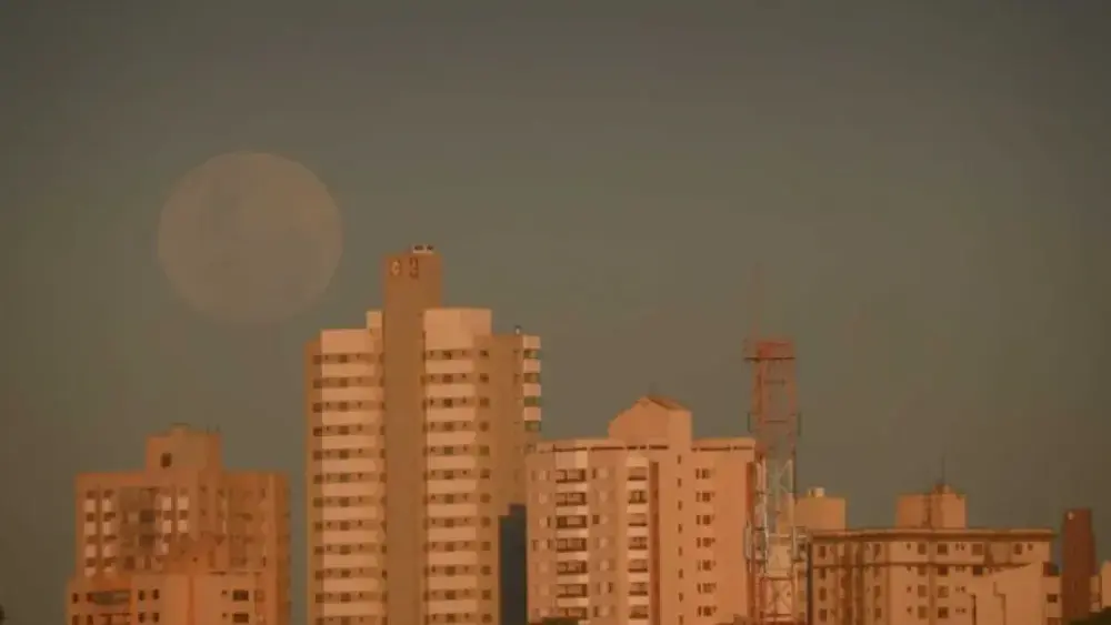 Lua de Morango ilumina o céu nesta segunda-feira