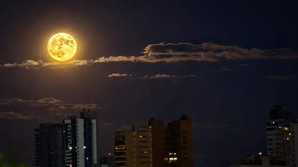 Lua dos Veados: fenômeno alaranjado encanta MS