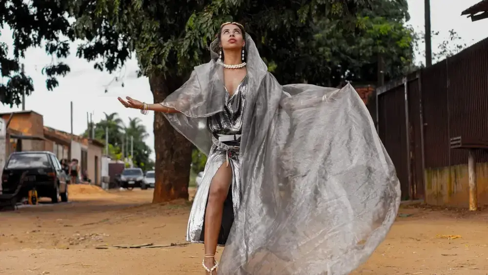 Mel Dias vira Deusa da Favela em clipe no Dom Antônio