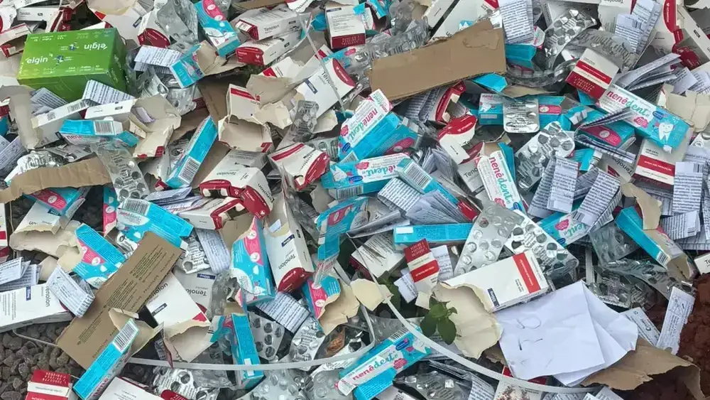 Milhares de embalagens de remédio são descartadas em rua de Campo Grande