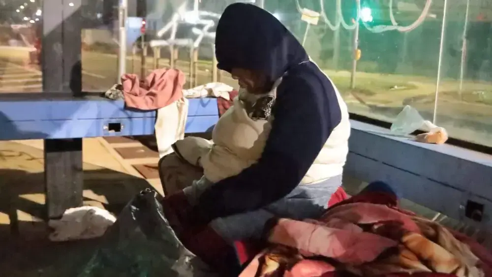 Mulher vive sozinha em ponto de ônibus na Brilhante