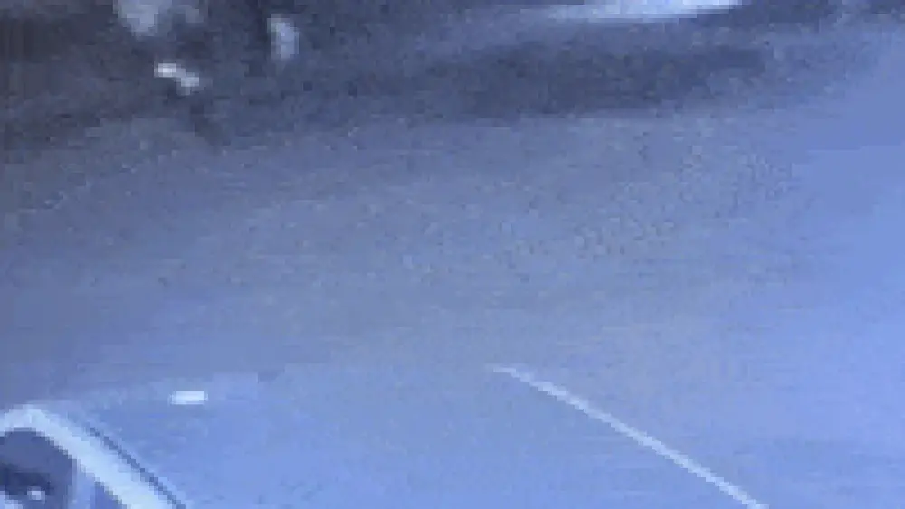 Trio invade secretaria, agride vigia e rouba 2 carros