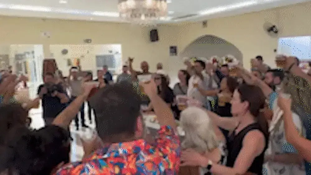 Velório de 'Bom Sujeito' tem samba e cerveja em despedida
